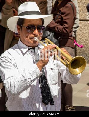 Cuenca, Ecuador Dec 24, 2017 - Uomo suona la tromba in Pase annuale de Nino parata natalizia Foto Stock