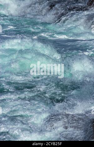 Aquatic sullo sfondo di un mare di onde da surf spruzzi chiudere con chiaro blu verde acqua e schiuma bianca Foto Stock