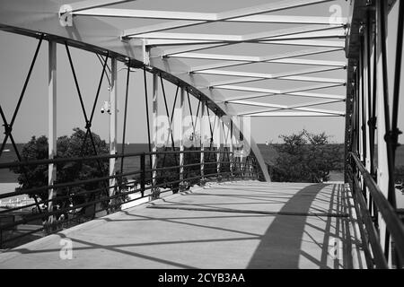 Ponte pedonale per la spiaggia che attraversa Lake Shore Drive in North Avenue Foto Stock