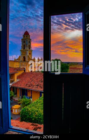 Convento de San Francisco in Trinidad, Cuba, come visto da un tetto attraverso una porta al tramonto Foto Stock