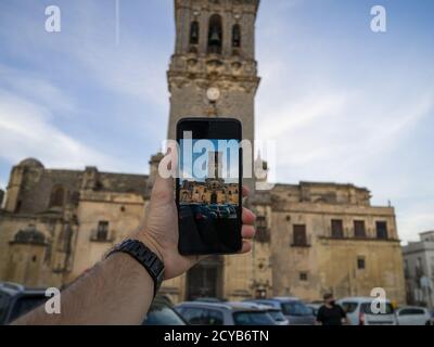 Persona che scatta una foto della Basilica de Santa Maria de la Asuncion a Cadice, Spagna Foto Stock