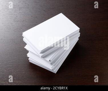 Un biglietto da visita semplice messo su uno sfondo di legno Foto Stock