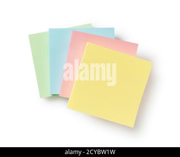 Quattro note colorate appiccicose su sfondo bianco