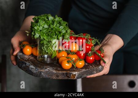 Vassoio con una varietà di cibo nelle mani di un primo piano ragazza Foto Stock