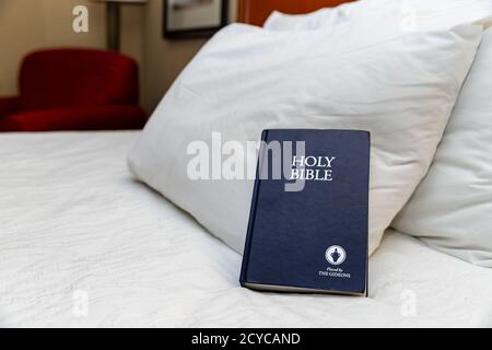 La Bibbia dei Gedeoni Blu sul letto in camera d'albergo Foto Stock