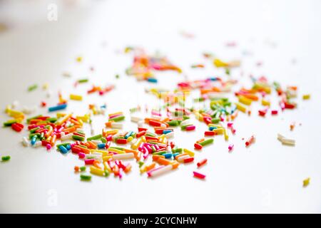 Fuoco selettivo zucchero colorato cospargere i punti per la decorazione di torta e gelato sul tavolo. Foto Stock