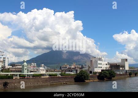 Nuvoloso Sakurajima di Kagoshima, vista dalla strada. Preso in agosto 2019. Foto Stock