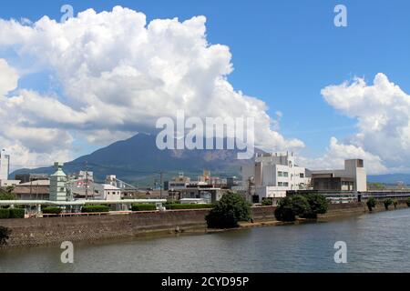 Nuvoloso Sakurajima di Kagoshima, vista dalla strada. Preso in agosto 2019. Foto Stock