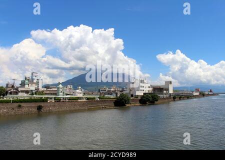 Nuvoloso Sakurajima di Kagoshima, vista dalla strada. Preso in agosto 2019. Foto Stock