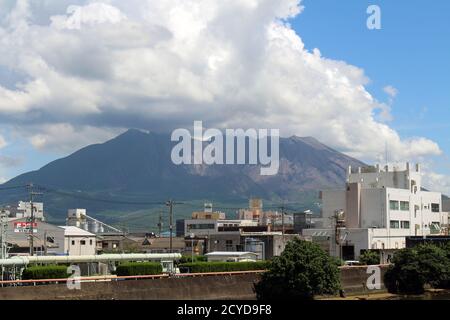 Nuvoloso Sakurajima di Kagoshima, vista dalla strada. Preso in agosto 2019. Foto Stock