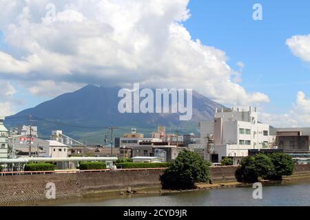 Nuvoloso Sakurajima di Kagoshima, vista dalla strada. Preso in agosto 2019. Foto Stock