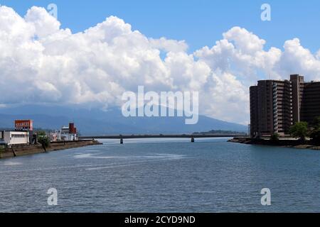 Spalla di Sakurajima di Kagoshima, vista dalla strada e ponte. Preso in agosto 2019. Foto Stock