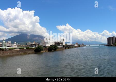 Spalla di Sakurajima di Kagoshima, vista dalla strada e ponte. Preso in agosto 2019. Foto Stock