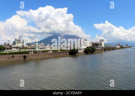 Spalla di Sakurajima di Kagoshima, vista dalla strada e ponte. Preso in agosto 2019. Foto Stock