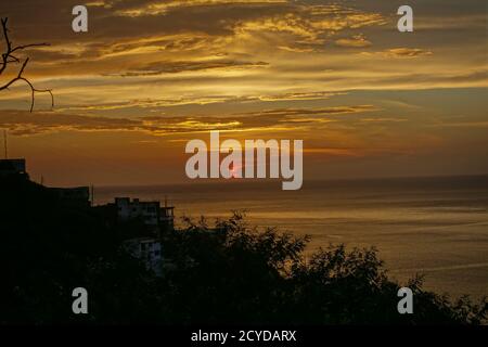 Tramonto perfetto sul Mar dei Caraibi dal balcone nel villaggio turistico di Taganga vicino a Santa Marta, Foto Stock