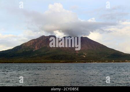 Vista da vicino di Sakurajima vista intorno al Parco Kamoikaizuri durante il tramonto. Preso in agosto 2019.x Foto Stock