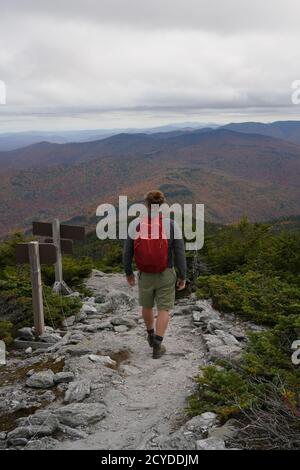 Backpackers sulla cima del Monte Abraham nelle Green Mountains, Lincoln, VT ammirando i colori autunnali. Foto Stock