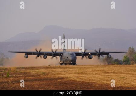 Un MC-130J Air Commando II atterra su una pista non migliorata che trasporta un sistema a razzo ad alta mobilità M142 (HIMARS) con la 31esima unità di spedizione marina durante un inserimento rapido congiunto HIMARS come parte di Cobra Gold 2020 a Chandy Range, Regno di Thailandia, 2 marzo 2020. Esercizio Cobra Gold 20, nella sua 39a iterazione, è progettato per far progredire la sicurezza regionale e garantire risposte efficaci alle crisi regionali riunendo le forze multinazionali per affrontare obiettivi condivisi e impegni di sicurezza nella regione Indo-Asia-Pacifico. (STATI UNITI Air Force foto di 1° Lt. Renee Douglas) Foto Stock