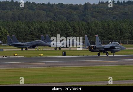 48th Fighter Wing F-15E Sciopero Eagles assegnato al 494th Fighter Squadron prepararsi per il decollo durante l'esercizio di Mission Assurance 20-20 presso la Royal Air Force Lakenheath, Inghilterra, 30 settembre 2020. Esercizi come MAX 20-20 integrano i concetti di Agile Combat Employment, testando la capacità del 48° FW di operare da postazioni in avanti e garantendo che Airmen e gli equipaggi siano intaccati per fornire una potenza di combattimento letale in tutte le operazioni militari. (STATI UNITI Air Force foto di Airman prima Classe Rhonda Smith) Foto Stock