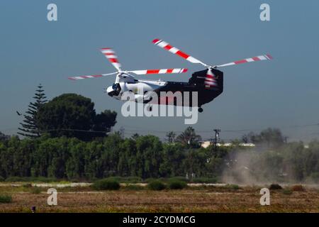 Un elicottero a sollevamento pesante CH-47 Chinook di proprietà e gestito da Coulson Aviation, Inc., si solleva dal Los Alamitos Army Airfield, il 30 settembre 2020, per una dimostrazione di volo durante una conferenza stampa presso la Joint Forces Training base di Los Alamitos, California. L'elicottero, acclamato come il più grande eliantaio del mondo grazie alla sua capacità di far cadere 3,000 galloni di acqua o ritardante in un solo passaggio, si sta piazzando sulla base per la risposta al fuoco selvatico del 24/7 nella California meridionale fino alla fine dell'anno. L'elicottero arriva nella California meridionale attraverso una partnership con la Orange County Fire Authority con fu Foto Stock