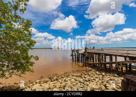 Nieuw Amsterdam Pier sulla riva sud del fiume Suriname America Foto Stock