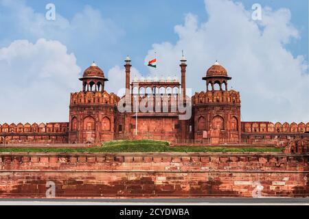 Forte rosso o Lal Qila di Delhi con bandiera dell'India. Un sito storico e patrimonio dell'umanità. Foto Stock