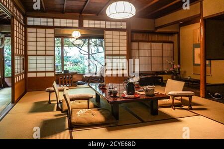 Camera tradizionale giapponese in un ryokan a Kyoto, Giappone Foto Stock
