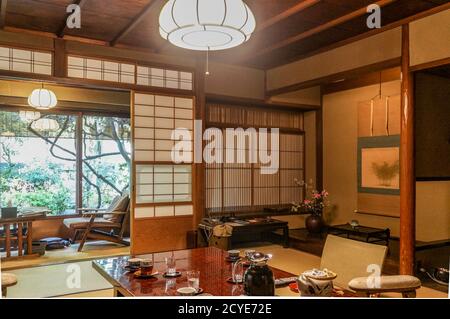 Camera tradizionale giapponese in un ryokan a Kyoto, Giappone Foto Stock