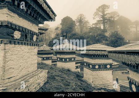 108 chorten al Passo Dochula nella strada da Thimphu a Punakha, Bhutan Foto Stock