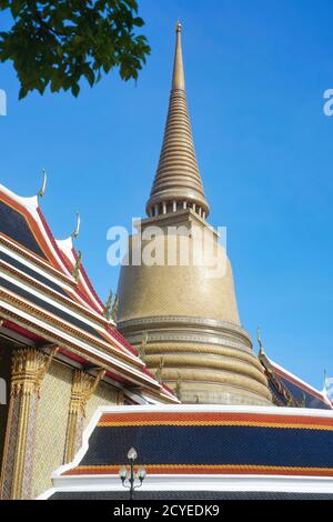 Il chedi centrale (stupa) di Wat Ratchabophit, Bangkok, Thailandia, la sede dell'attuale Sangharat (Sankharaat/Sangharaja), il capo del buddismo tailandese Foto Stock