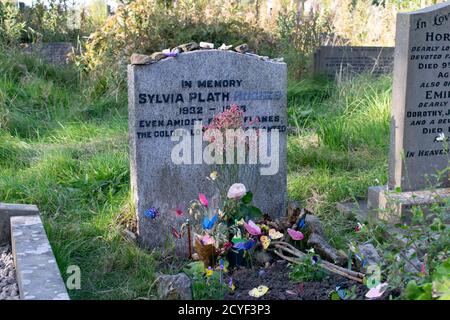 Tomba di Sylvia Plath. St Thomas the Apostle Church, Heptonstall, West Yorkshire, Regno Unito Foto Stock