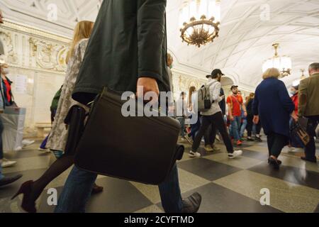 Mosca, Russia - 25 settembre 2020: L'esterno della stazione della metropolitana Prospekt Mira di Mosca. Molta gente. Concetto di viaggio. Pandemia di Cotonavirus. Qualcuno Foto Stock