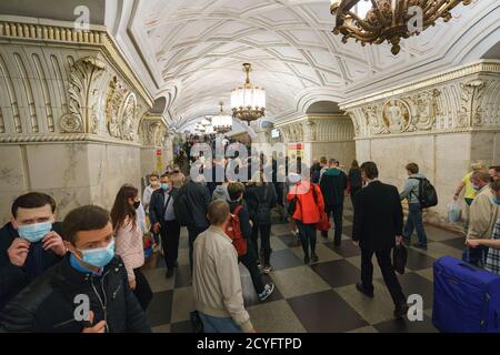 Mosca, Russia - 25 settembre 2020: L'esterno della stazione della metropolitana Prospekt Mira di Mosca. Molta gente. Concetto di viaggio. Pandemia di Cotonavirus. Qualcuno Foto Stock