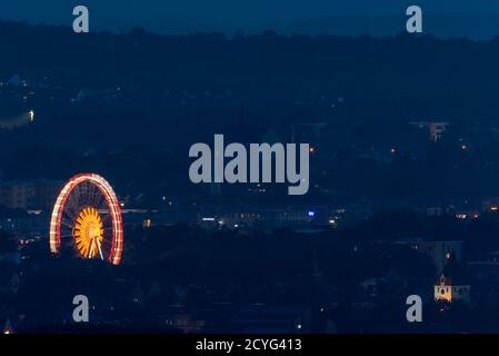 Grande ruota in ferro illuminata che si trova nel centro di Ratisbona Sulla Ernst-Reuter-Platz durante la pandemia di Covid di notte vista dal mountain Keil Foto Stock