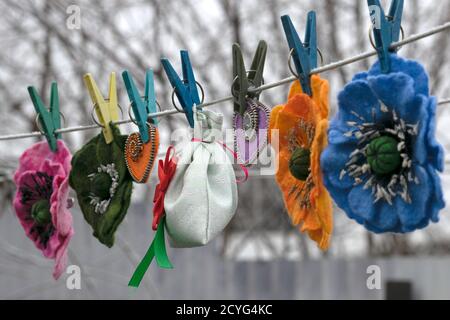 San Valentino, i prodotti fatti a mano da feltro, borsa regalo, due cuori e fiori di feltro appendono su un filo per bucato Foto Stock