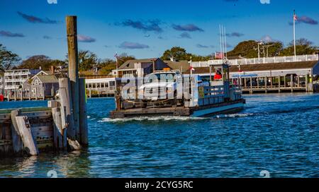 Martha's Vineyard, Massachusetts - Ottobre 21, 2018 - traghetto per auto attraversa la laguna per raggiungere Chappaquiddick Foto Stock