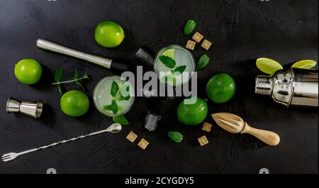 Rinfrescante mojito di menta alcolica con rum e lime Foto Stock