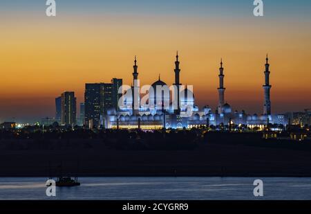 ABU DHABI, Emirati arabi uniti, MAR 21, 2018: Sheik Zayed Mosque come visto durante la notte Foto Stock