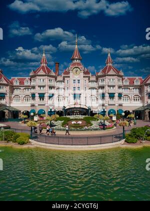 Disneyland Hotel e ingresso al parco, Disneyland Paris, Marne-la-Vallée, Parigi, Francia, Europa Foto Stock