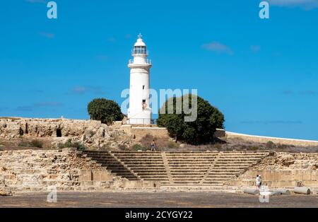 Antico Odeon e faro nel Parco Archeologico di Paphos, Kato Paphos, Cipro. Foto Stock