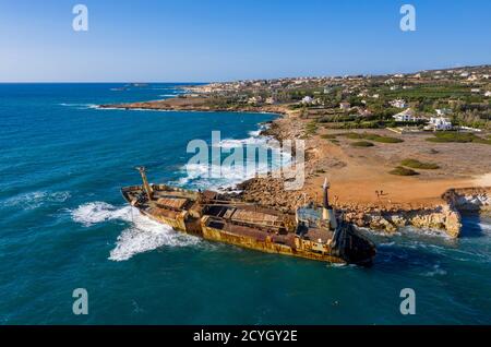 Veduta aerea del relitto di Edro 111 sulle rocce vicino Peyia, Paphos, Cipro. La nave si è arenata durante una tempesta nel dicembre 2011. Foto Stock