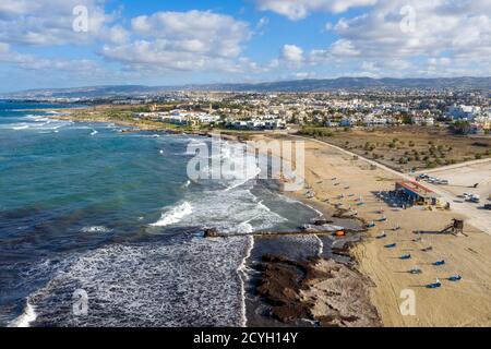 Veduta aerea della spiaggia municipale di Paphos, Cipro. Foto Stock