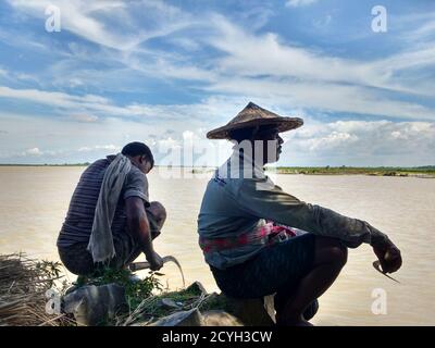 fisherman sulla banca del fiume stock foto Foto Stock