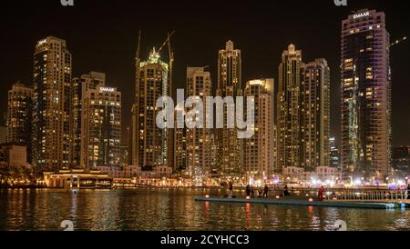 DUBAI, UAE, MAR 19, 2018: grattacieli line la Marina di Dubai di notte Foto Stock