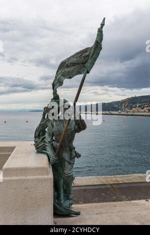 Monumento a Bersagliere, Statua di un soldato italiano (bersaglieri) con bandiera - Trieste, Friuli Venezia Giulia, Italia Foto Stock