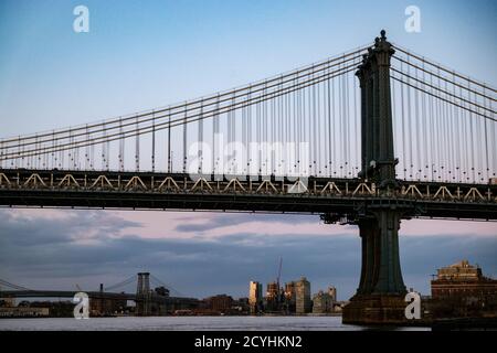 NEW YORK CITY, NEW YORK, 27 MARZO 2018: ponte di brooklyn, visto da Dumbo Park poco prima del tramonto Foto Stock