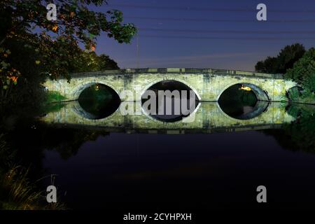 Riflessioni del Ponte Vecchio di Ferrybridge che porta la vecchia Great North Road attraverso il fiume Aire. Foto Stock