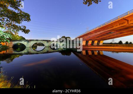 Riflessioni del Ponte Vecchio di Ferrybridge che porta la vecchia Great North Road attraverso il fiume Aire. Foto Stock