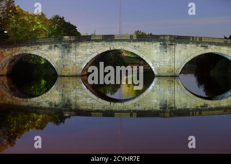 Riflessioni del Ponte Vecchio di Ferrybridge che porta la vecchia Great North Road attraverso il fiume Aire. Foto Stock