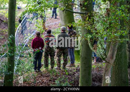 Wendover, Regno Unito. 1 ottobre 2020. Gli attivisti ambientali allo Stop HS2 Jones Hill Protection Camp sono stati sfrattati oggi dalle loro case negli alberi dal National Eviction Team Enforcement Agents che lavorano per conto di HS2 Ltd. Il bilancio e controverso HS2 High Speed Rail link da Londra a Birmingham progetto mette 108 Boschi antichi, 693 siti faunistici e 33 SSI a rischio di danni o distruzione. Credito: Maureen McLean/Alamy Foto Stock